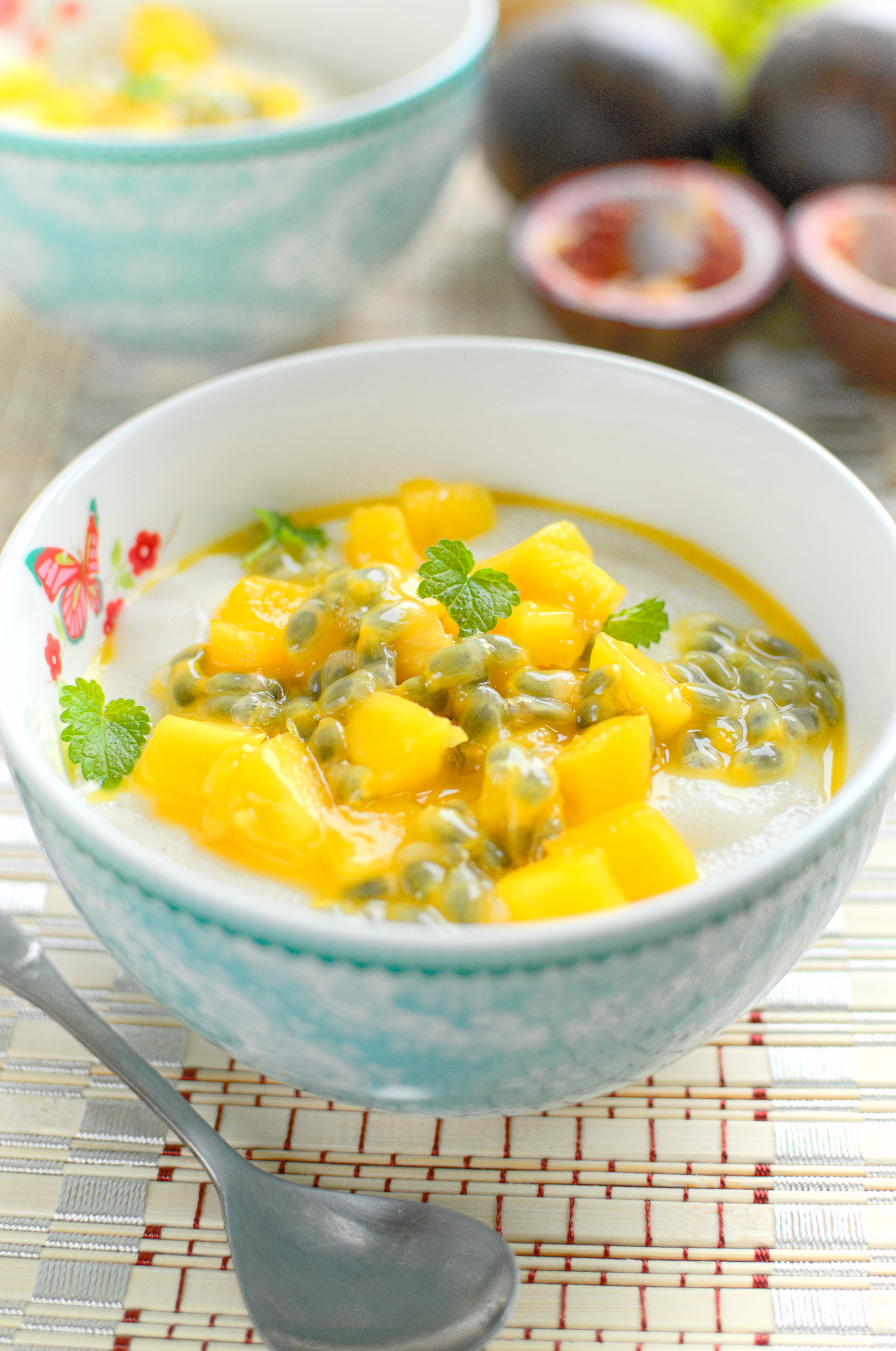 Kokosowa manna z mango i marakują