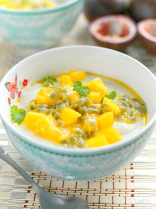 Kokosowa manna z mango i marakują