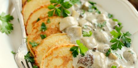 Chłopskie placuszki z sosem prawdziwkowym