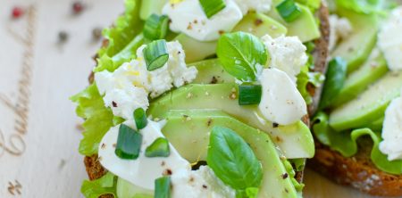 Kanapka z awokado, twarogiem, śmietaną i szczypiorkiem