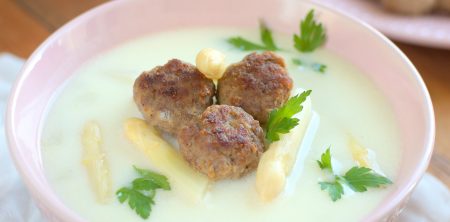 Zupa z białych szparagów z drobiowymi pulpecikami