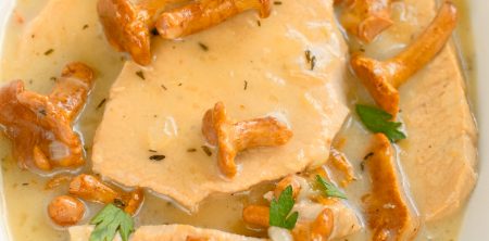 Sznycle schabowe gotowane w sosie z kurkami