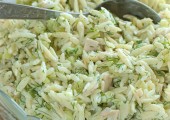 Sałatka z makaronem orzo, ogórkiem, koperkiem i drobiową wędliną