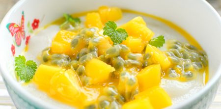 Kokosowa manna z mango i marakują