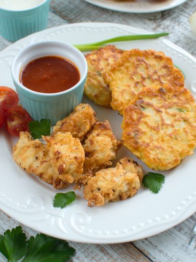 Smażony kurczak z placuszkami z kukurydzy i sosem barbecue