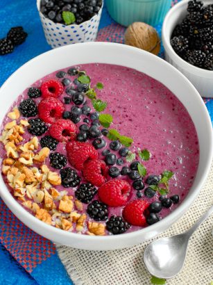 Leśna miseczka koktajlowa (smoothie bowl)