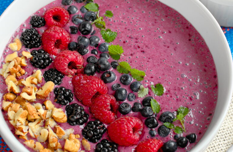 Leśna miseczka koktajlowa (smoothie bowl)