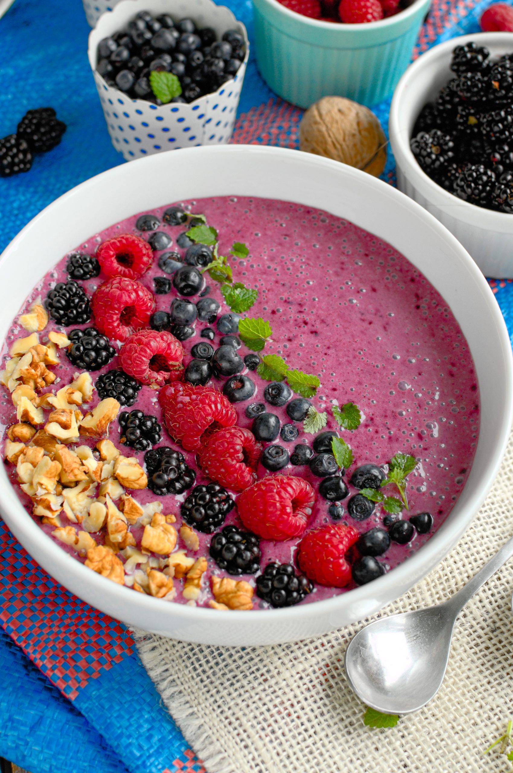 Leśna miseczka koktajlowa (smoothie bowl)