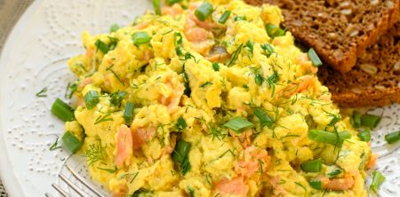 Jajecznica z wędzonym łososiem