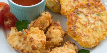 Smażony kurczak z placuszkami z kukurydzy i sosem barbecue