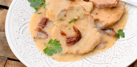 Sznycle schabowe gotowane w sosie z suszonymi pomidorami i natką