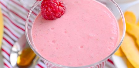 Koktajl z mango, malinami i bananem