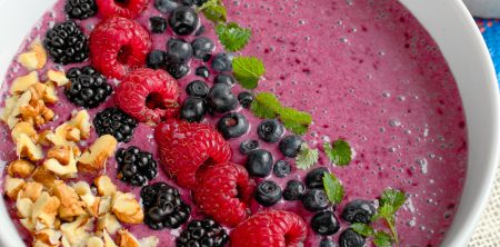 Leśna miseczka koktajlowa (smoothie bowl)