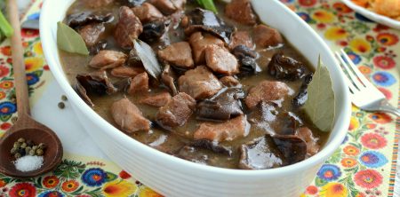 Gulasz wieprzowy z suszonymi grzybami