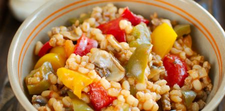 Kaszotto z trójkolorową papryką, pieczarkami i mięsem mielonym