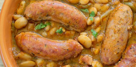 Biała kiełbasa pieczona z fasolą w sosie winnym