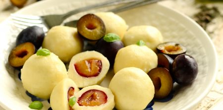 Knedle ziemniaczano-serowe ze śliwką