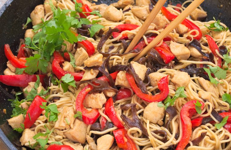 Chow mein z kurczakiem, papryką i grzybami mun