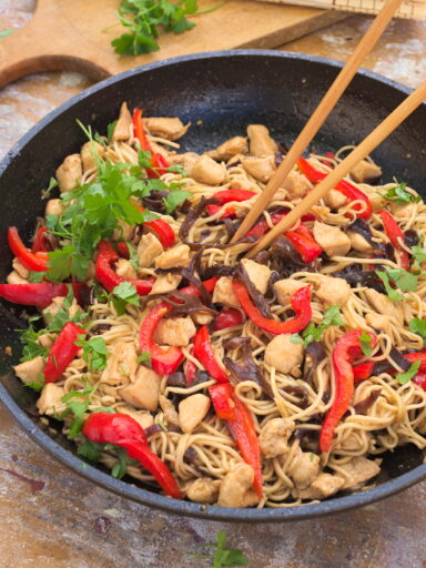 Chow mein z kurczakiem, papryką i grzybami mun