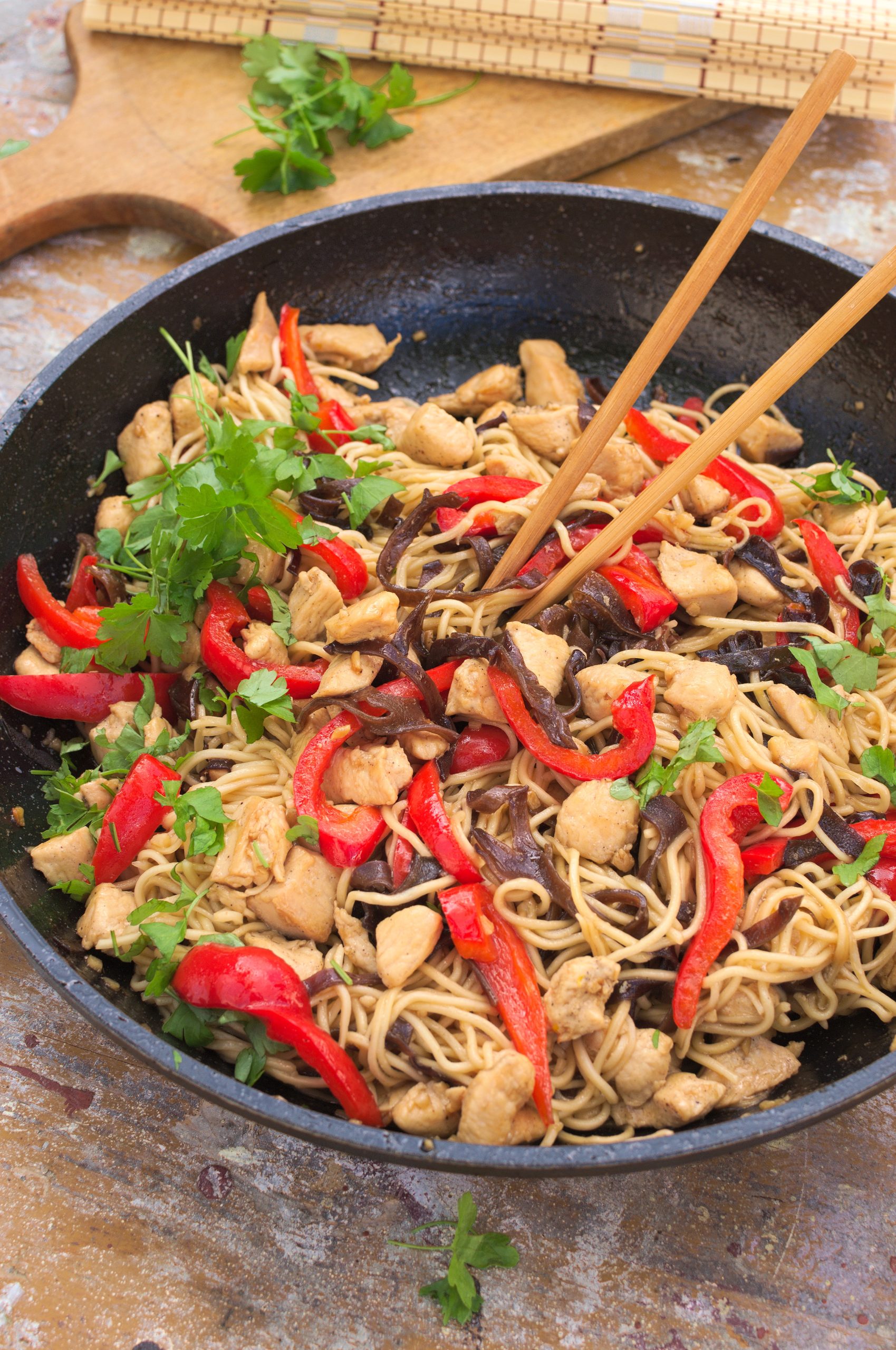 Chow mein z kurczakiem, papryką i grzybami mun