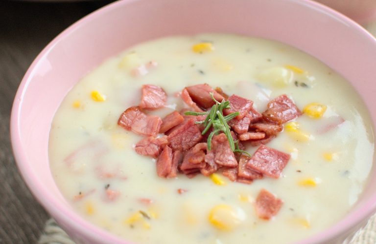 Chowder z szynką, kukurydzą i ziemniakami