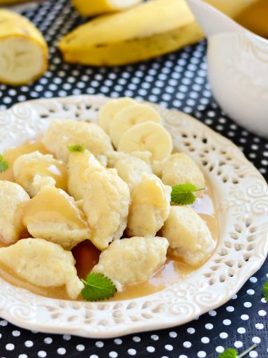 Bananowe kluski kładzione z sosem toffi