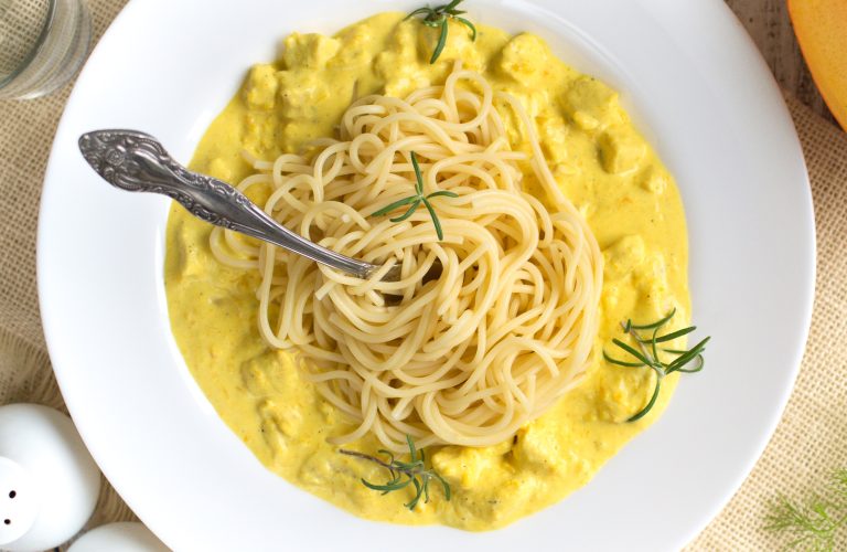 Spaghetti z kremowym sosem dyniowym i kurczakiem
