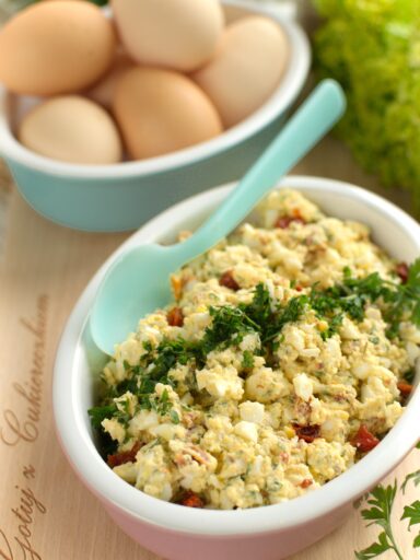 Pasta jajeczna z mascarpone i suszonymi pomidorami