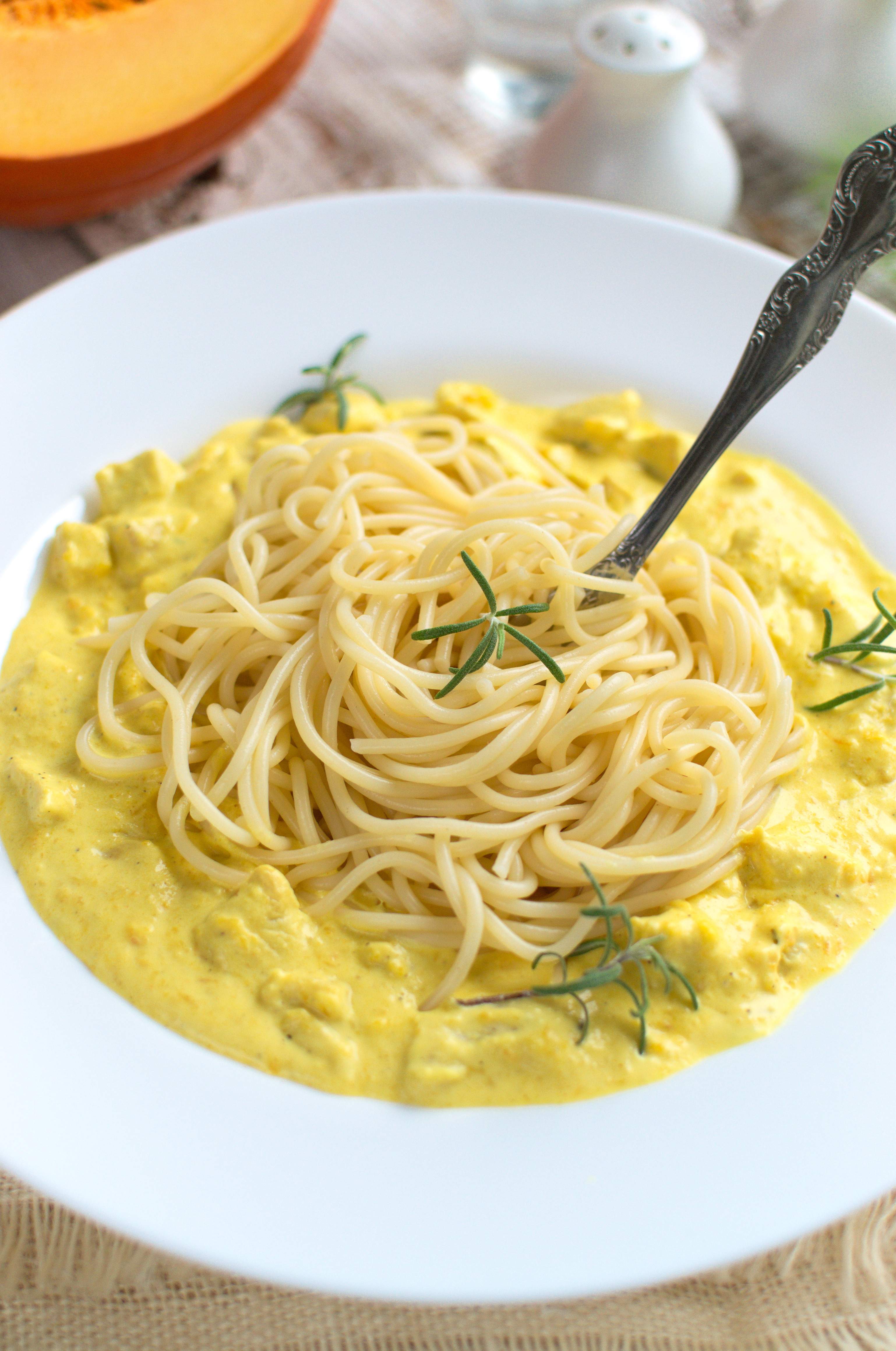 Spaghetti z kremowym sosem dyniowym i kurczakiem
