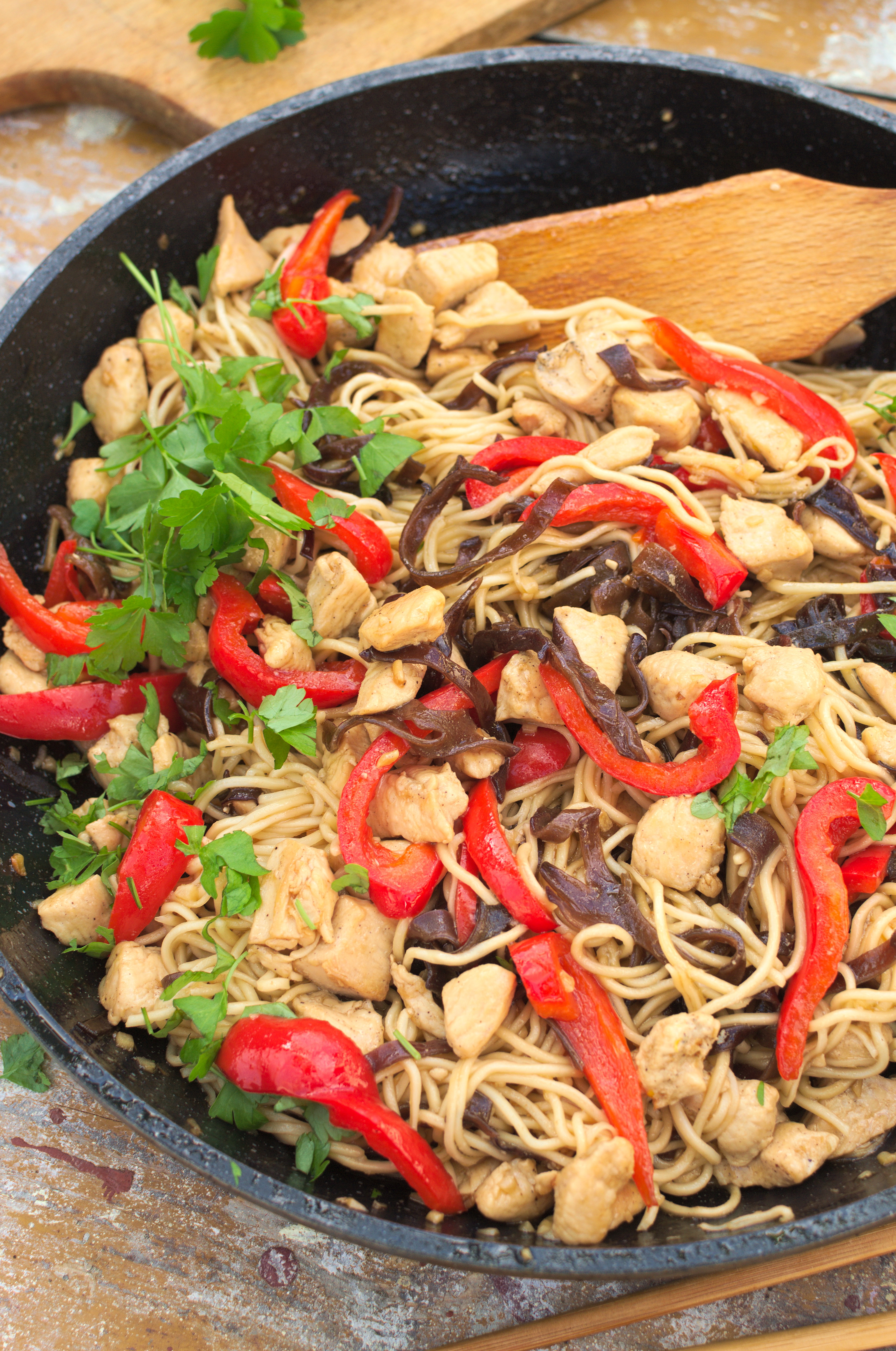 Chow mein z kurczakiem, papryką i grzybami mun