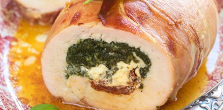 Pierś z indyka faszerowana szpinakiem, suszonymi pomidorami i fetą, w szynce parmeńskiej