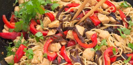 Chow mein z kurczakiem, papryką i grzybami mun