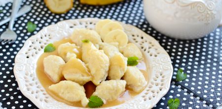 Bananowe kluski kładzione z sosem toffi