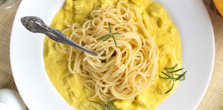 Spaghetti z kremowym sosem dyniowym i kurczakiem