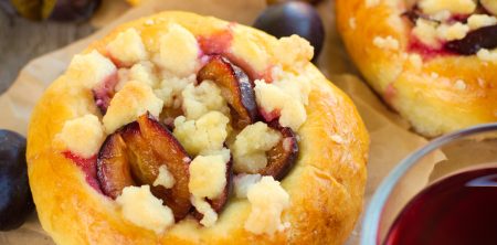 Drożdżówki ze śliwkami