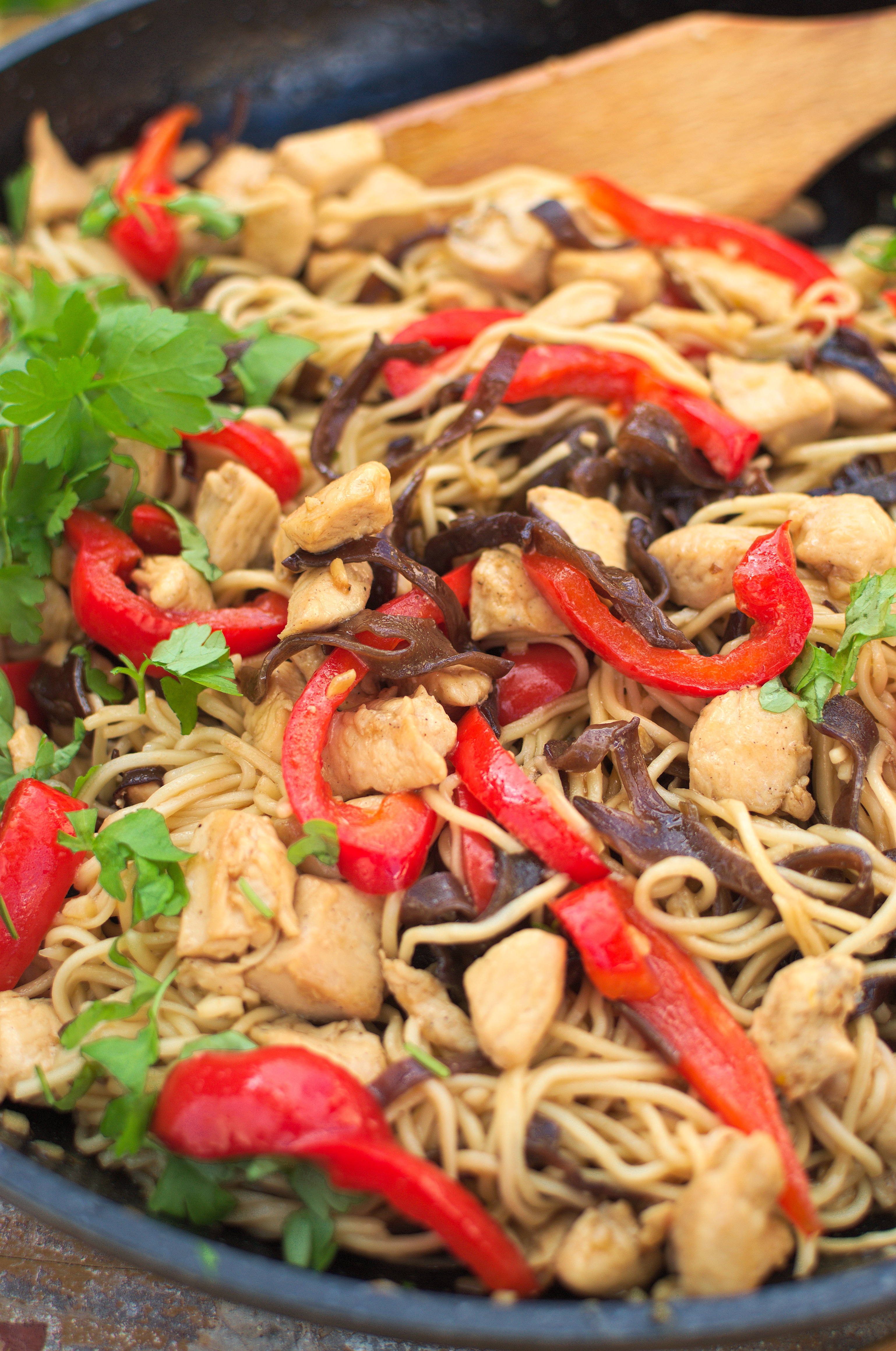 Chow mein z kurczakiem, papryką i grzybami mun
