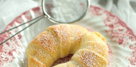 Rogaliki drożdżowe na maślance z serem