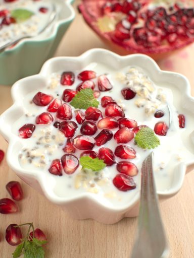 Nocna owsianka z nasionami chia i granatem