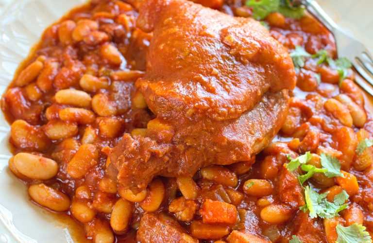 Cassoulet czyli fasola pieczona z kaczką po francusku