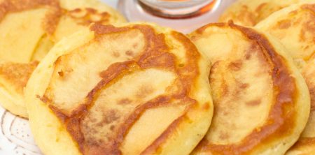 Puszyste placki jogurtowe z jabłkami