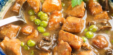 Staropolski gulasz z suszonymi grzybami i zielonym groszkiem