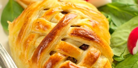 Kurczak pieczony w cieście francuskim ze szpinakiem, serem i suszonymi pomidorami
