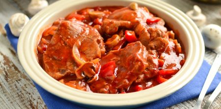 Karkówka pieczona w ketchupie z warzywami