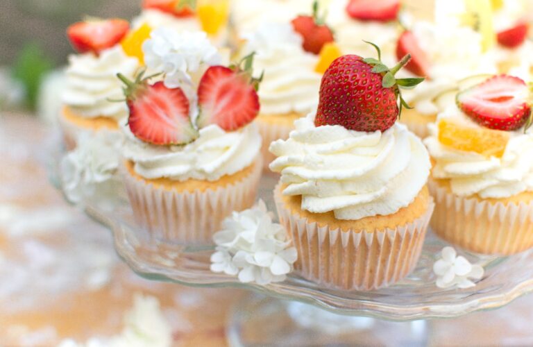 Muffinki na białkach z bitą śmietaną i owocami