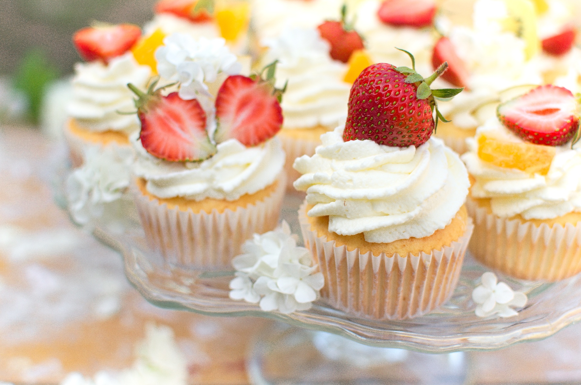 Muffinki na białkach z bitą śmietaną i owocami