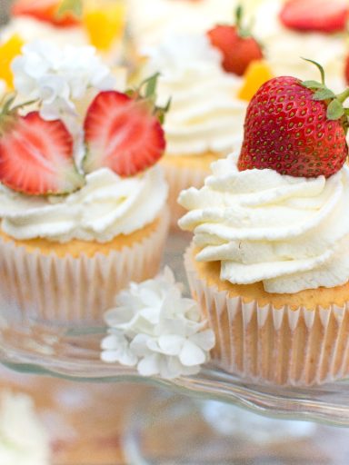 Muffinki na białkach z bitą śmietaną i owocami