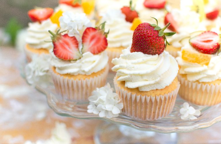 Muffinki na białkach z bitą śmietaną i owocami
