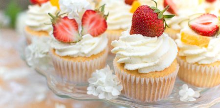 Muffinki na białkach z bitą śmietaną i owocami