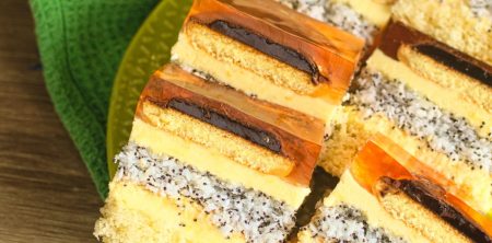 Ciasto kokosowe-makowe z kremem i delicjami