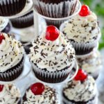 Muffinki na białkach z bitą śmietaną i owocami